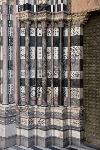 Basamenti e colonne del portale sinistro, Duomo di San Lorenzo, Genova