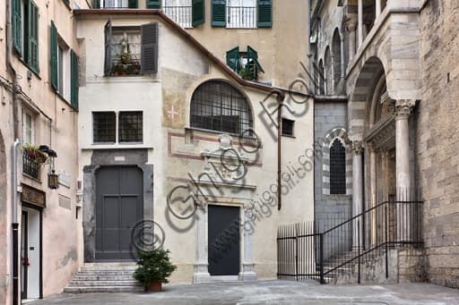 Veduta del portale di Santa Maria della Vittoria e del Battistero, Duomo di Genova, Genova Liguria Italia