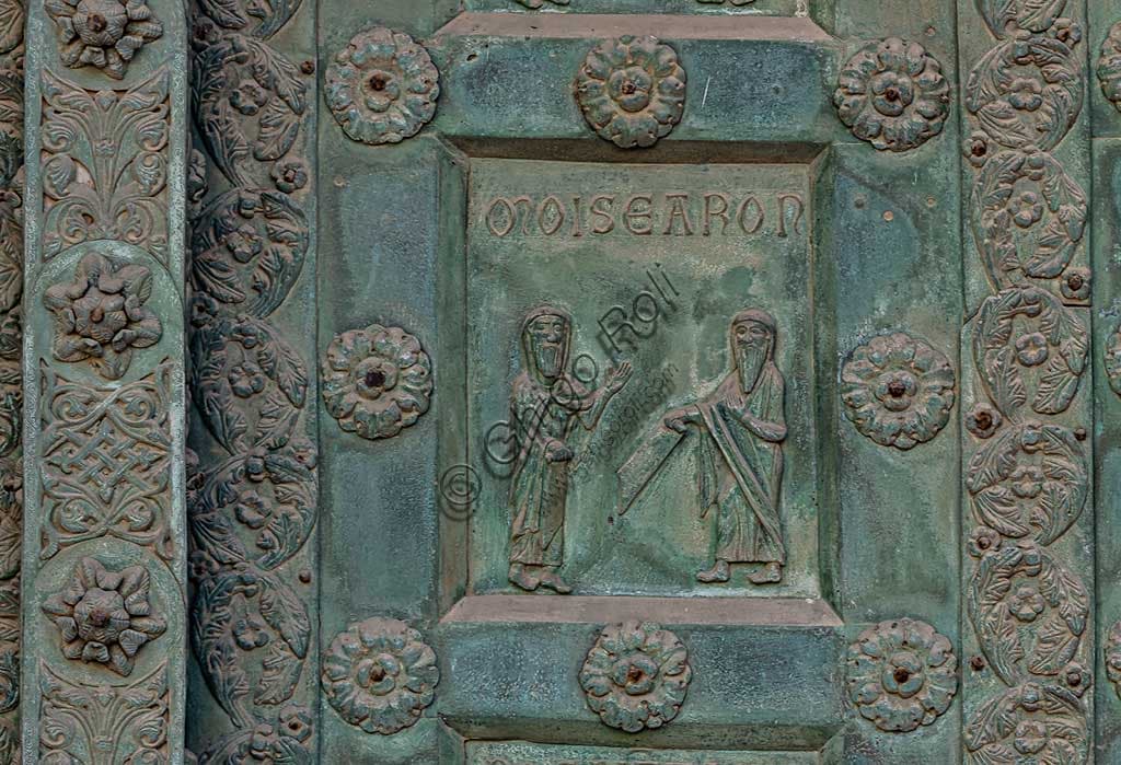 Dettaglio formella bronzea Profeti Mosè e Aronne, Porta Bonanno Pisano, Duomo di Monreale, Palermo