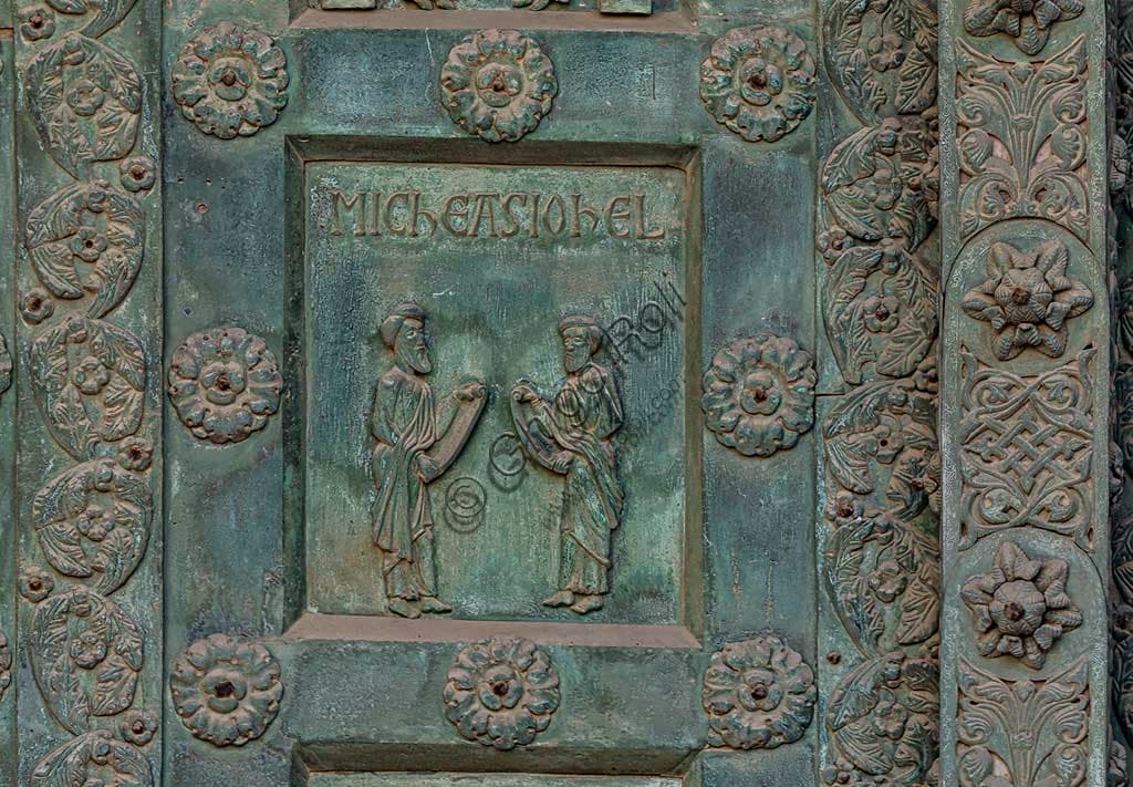 Formella bronzea della Porta di Bonanno Pisano, Duomo di Monreale, raffigurante i profeti Michea e Gioele (1185-1186)