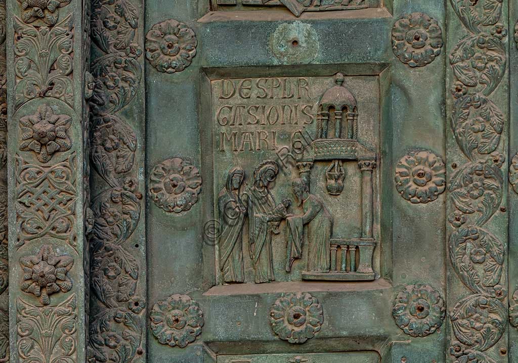 Dettaglio della formella bronzea della Presentazione di Gesù al Tempio, Porta di Bonanno Pisano, Duomo di Monreale, Sicilia