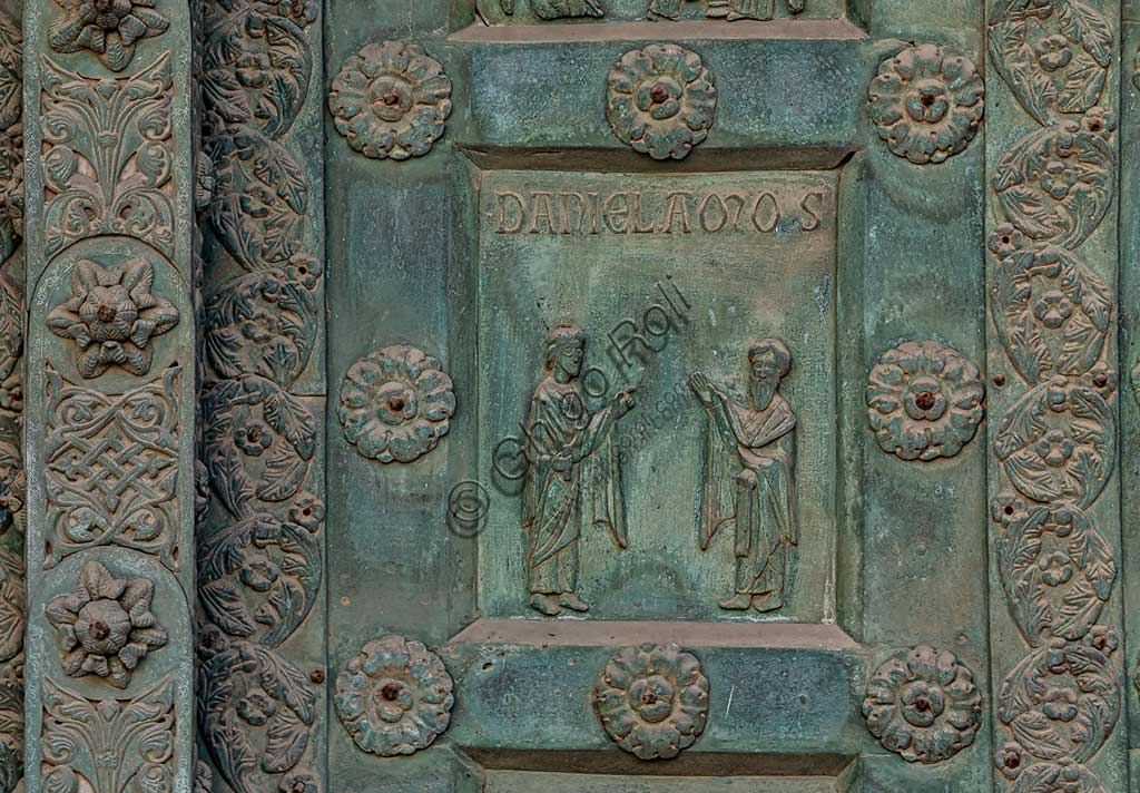 Dettaglio della formella bronzea con i Profeti Daniele e Amos, Porta di Bonanno Pisano, Duomo di Monreale (Palermo)