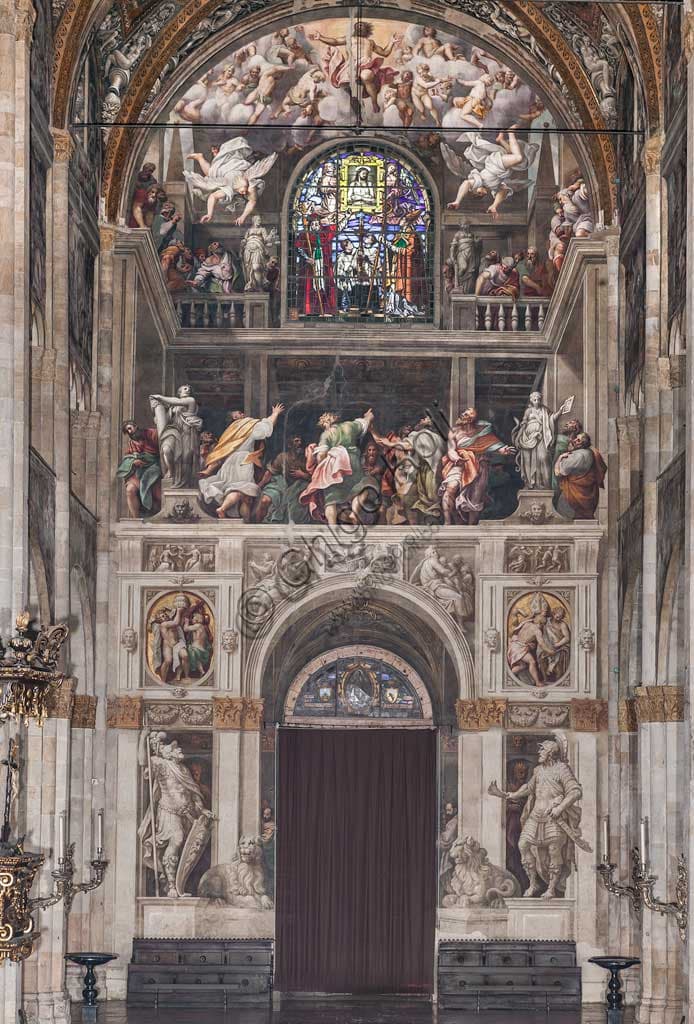 Veduta architettonica della navata centrale e controfacciata del Duomo di Parma