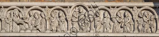 Dettaglio sculture neoromaniche di Pier Enrico Astorri sull'architrave del portale del Duomo di Piacenza