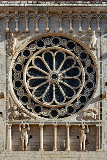 Dettaglio parte superiore facciata Duomo di Spoleto con rosone, simboli evangelisti e galleria cieca