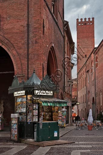 Edicola antica storica in Piazza del Comune a Cremona, centro storico