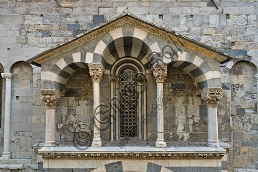 Edicola del protiro romanico, portale di San Gottardo, Duomo di Genova (Cattedrale di S. Lorenzo)