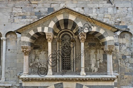 Edicola del protiro romanico, portale di San Gottardo, Duomo di Genova (Cattedrale di S. Lorenzo)