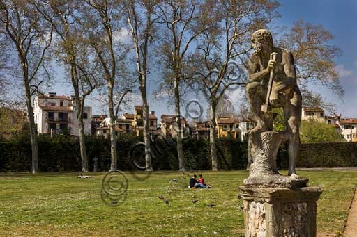 Veduta dell'Emiciclo o Prato delle Colonne nei Giardini di Boboli a Firenze, particolare architettonico con statue in primo piano