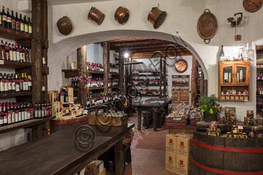 Bottiglie di Sfursat 5 Stelle e Valtellina Superiore nell'enoteca La Corte del Vino