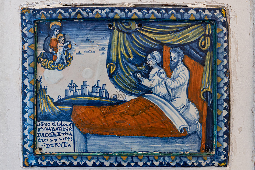 Ex voto in maiolica Madonna con Bambino e sposi oranti, Deruta 1543, Museo della Ceramica
