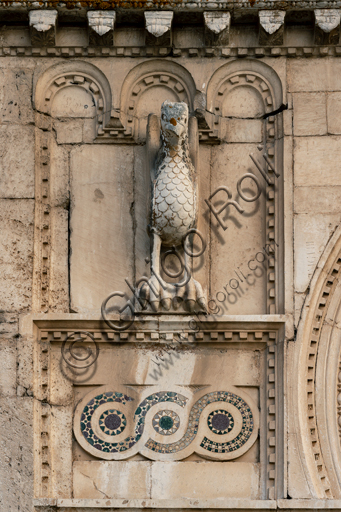 Dettaglio scultoreo dell'aquila e decorazioni cosmatesche sulla facciata romanica della Chiesa di San Pietro, Spoleto.