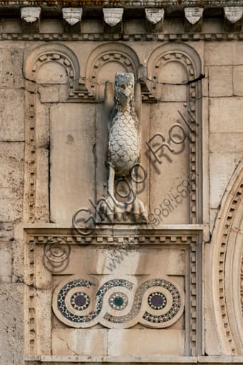 Dettaglio scultoreo dell'aquila e decorazioni cosmatesche sulla facciata romanica della Chiesa di San Pietro, Spoleto.