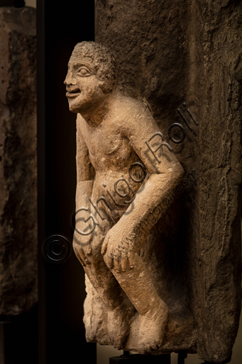 Scultura medievale in travertino raffigurante una figura virile, frammento decorativo del XIV secolo, Museo San Francesco Montefalco