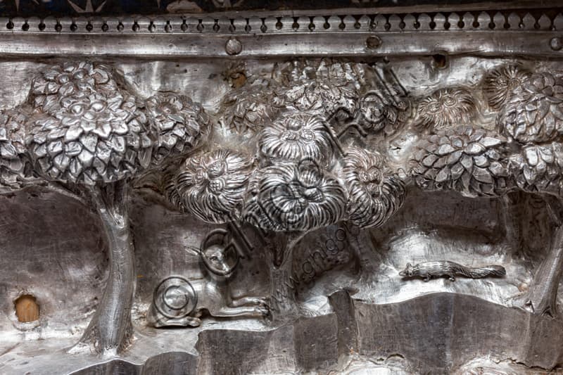 Dettaglio formella d'argento San Giovanni battezza le folle, animali e alberi, Opera del Duomo Firenze
