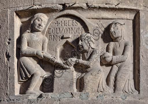 Dettaglio formella scultorea dei Paratici sul pilastro del transetto sud del Duomo di Piacenza, Emilia-Romagna
