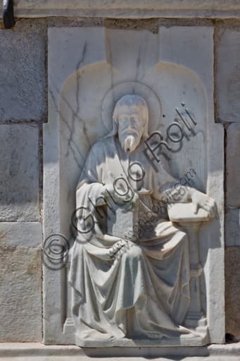 Formella raffigurante San Giovanni Evangelista sul tamburo della cupola del Duomo di Genova (XVI secolo)