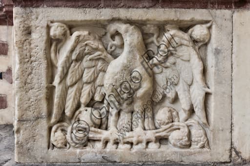 Formella scultorea aquila ad ali spiegate, dettaglio portale Duomo di Genova Cattedrale San Lorenzo