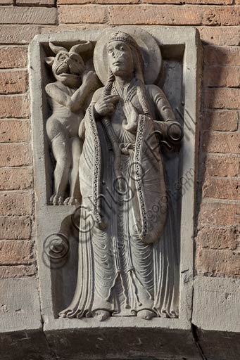 Formella scultorea romanica del XII secolo con Santa che affronta il Diavolo, Duomo di Piacenza