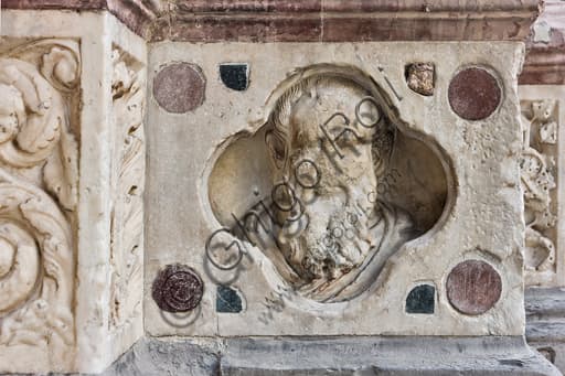 Formella Volto di uomo con barba, Maestro dell'Arca del Battista, portale Duomo di San Lorenzo Genova
