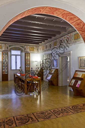 Interno della sala Eco della Stampa di Fortunato Depero a Casa Depero Rovereto, arredamento futurista