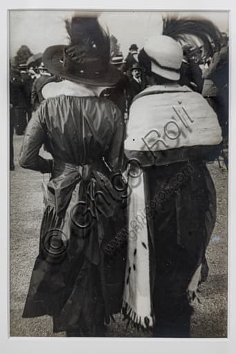 Fotografia in bianco e nero di Marcello Dudovich: due ragazze di spalle con cappello piumato, 1910, stampa gelatina bromuro d'argento