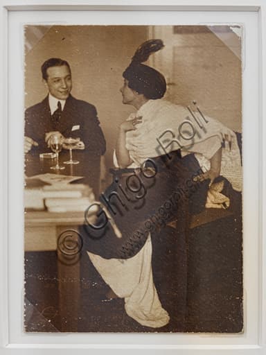 Fotografia vintage in bianco e nero di Marcello Dudovich: coppia elegante durante un aperitivo, 1910