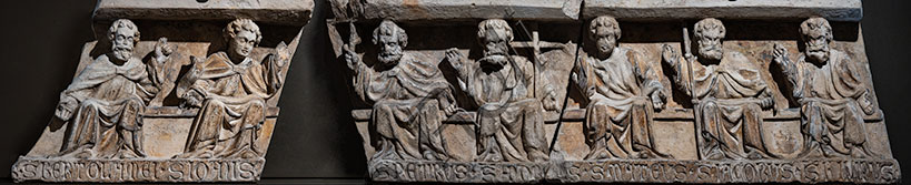 Frammento di architrave medievale con scultura in pietra tenera dei Berici raffigurante i Santi Apostoli, metà XIV secolo