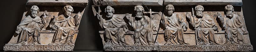 Frammento di architrave medievale con scultura in pietra tenera dei Berici raffigurante i Santi Apostoli, metà XIV secolo