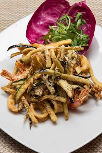 Frittura leggera di calamari e gamberi con verdure, specialità del Ristorante Cascina del Poggio a Livorno