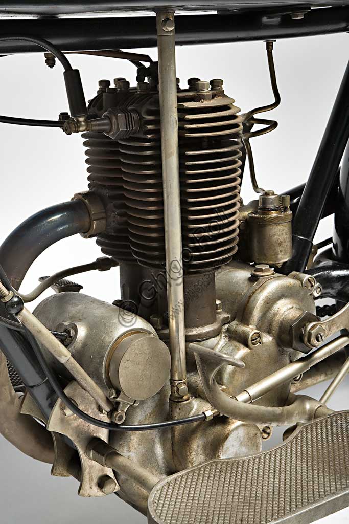 Motore Garelli Turismo 350 restaurato del 1926, due tempi a cilindro sdoppiato in unico blocco, dettaglio della testata in bronzo.