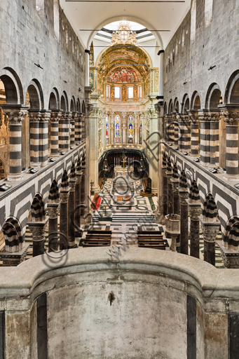 Veduta interna della navata centrale del Duomo di Genova (Cattedrale di San Lorenzo) dalla parte occidentale, Genova, Liguria