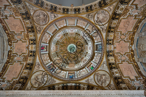 Veduta zenitale architettonica della cupola nella Cappella di San Giovanni, Duomo di San Lorenzo a Genova, Italia