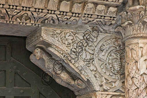 Scultura romanica aquila simbolo San Giovanni Evangelista, corbel portale San Gottardo, Duomo di Genova