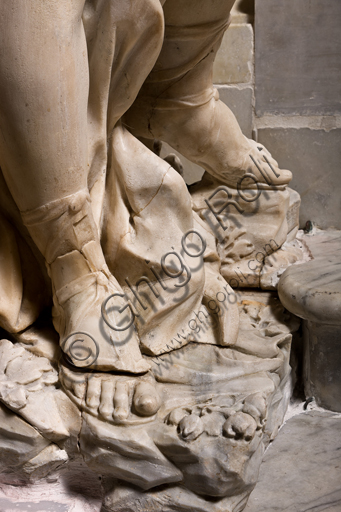 Dettaglio gamba di angelo, scultura barocca di Daniele Solaro sull'altare maggiore del Duomo di San Lorenzo a Genova