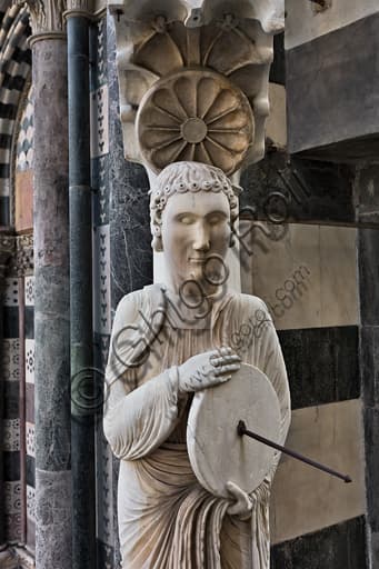 Dettaglio scultoreo della figura del Santo con meridiana, nota come l'Arrotino, angolo facciata Cattedrale San Lorenzo Genova