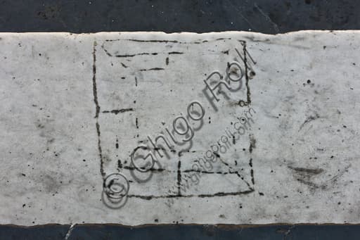Incisione del Gioco del Filetto su gradino del Duomo di San Lorenzo, Genova, Liguria