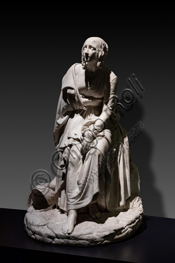 Scultura in marmo de La Vedova del Soldato di Giovanni Pandiani, dettaglio del volto sofferente