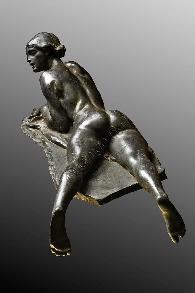 Scultura in bronzo Contadina con maiale di Giuseppe Graziosi, Collezione Assicoop Unipol