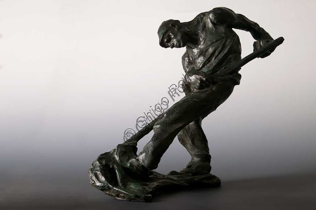 Scultura in bronzo Contadino che falcia di Giuseppe Graziosi, Collezione Assicoop-Unipol