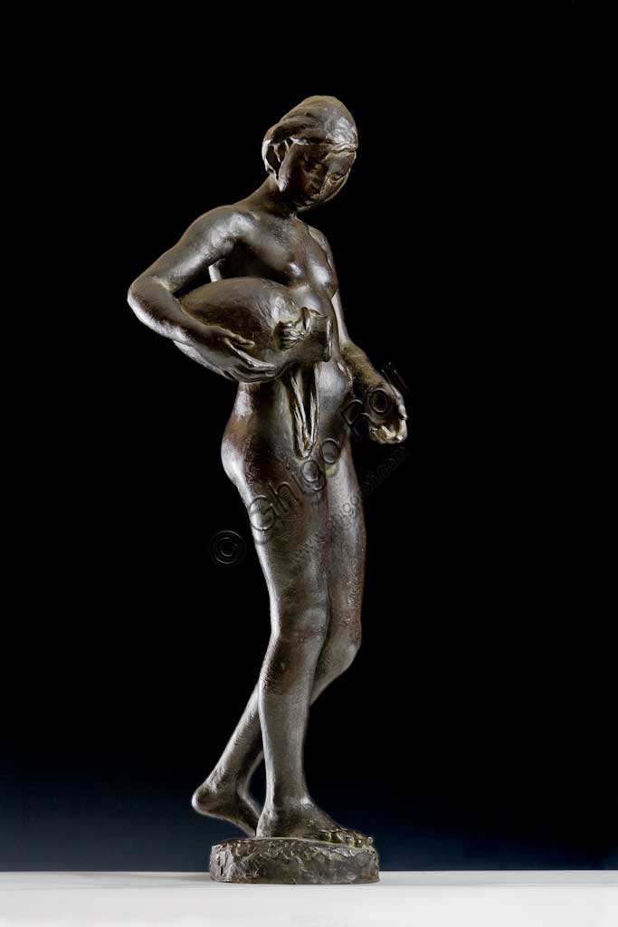 Scultura in bronzo L'acquoiola di Giuseppe Graziosi, Collezione Assicoop-Unipol
