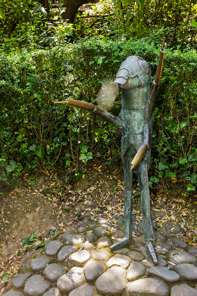 Statua del Grillo Parlante in bronzo e acciaio di Pietro Consagra al Parco di Pinocchio