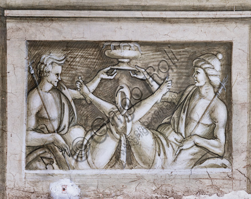 Dettaglio grisaille rinascimentale nella Libreria Piccolomini di Siena: due figure maschili legate reggono una coppa, basamento del pilastro.