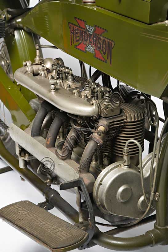 Moto d'epoca Henderson 1100 Mod G 1917 restaurata, primo veicolo storico ASI 0001, motore quattro cilindri in linea