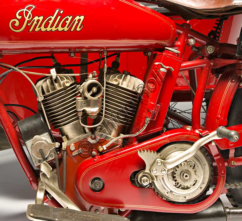 Moto d'epoca Indian Powerplus 1000 Side modello 1919 restaurata, vista laterale che mostra il motore bicilindrico a V e il telaio