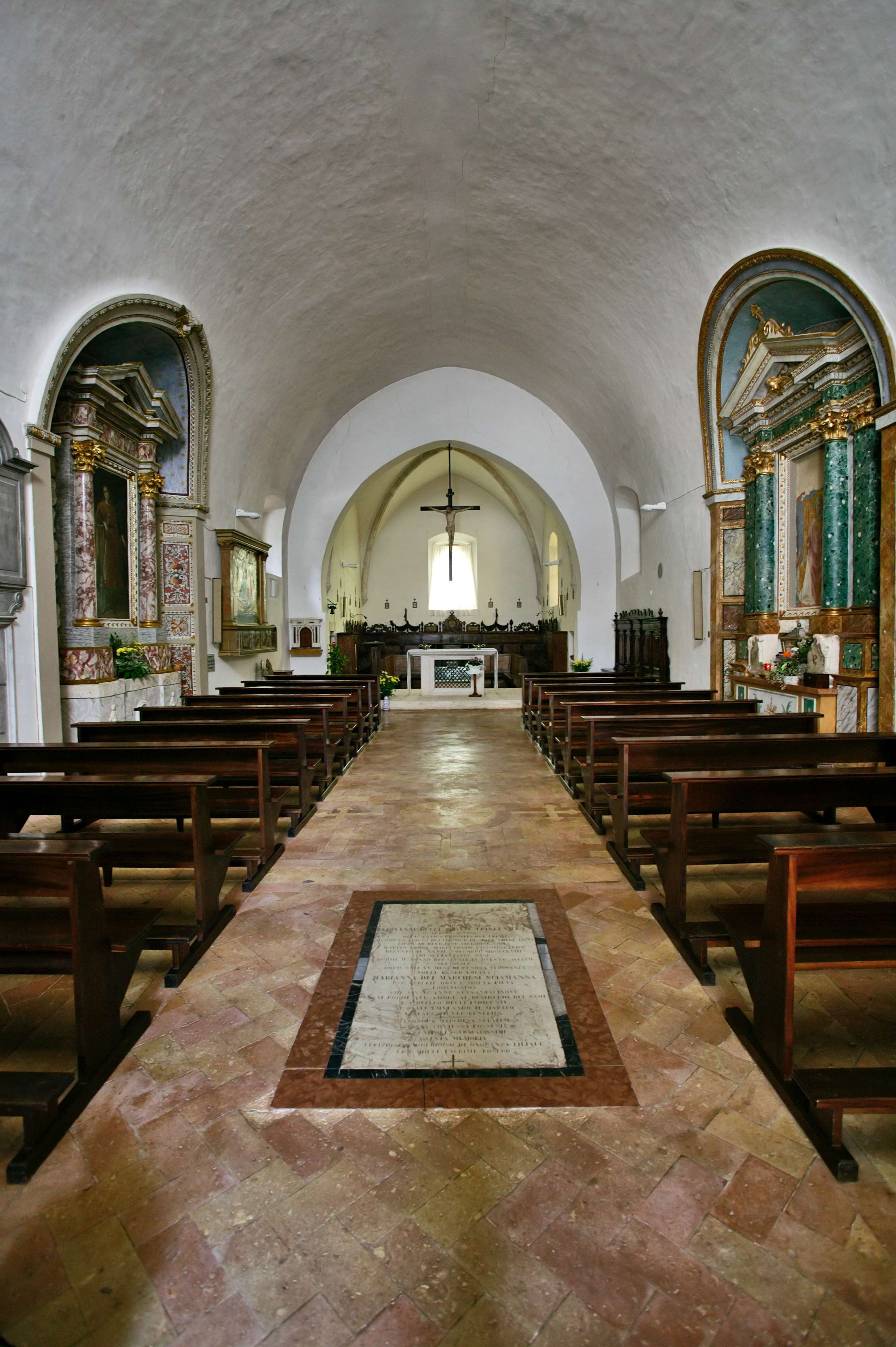 Vista interna della Chiesa di San Fortunato a Montefalco in Umbria, architettura gotica