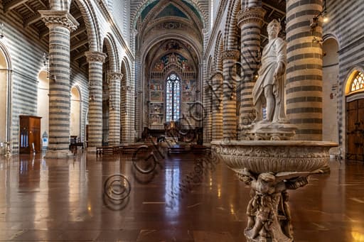 Interno del Duomo di Orvieto con acquasantiera di Camillo Cardinali in primo piano