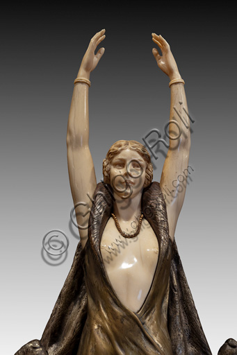 Dettaglio scultura Isadora Duncan e orsi, bronzo e avorio, Guiraud Rivière, Labirinto della Masone