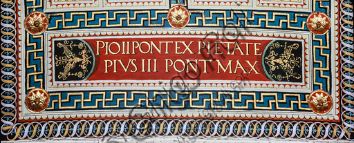 Dettaglio iscrizione dedicatoria soffitto affrescato Pinturicchio, Libreria Piccolomini Duomo Siena