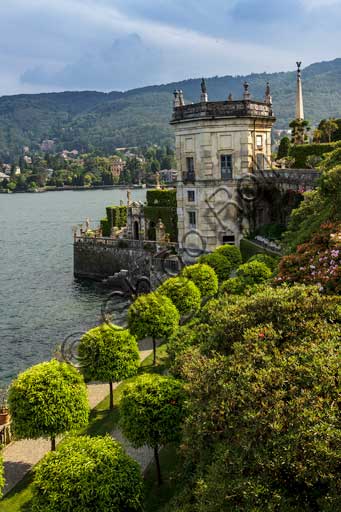 Veduta aerea delle terrazze del giardino barocco e della Torre dei Venti di Palazzo Borromeo sull'Isola Bella, Isole Borromee